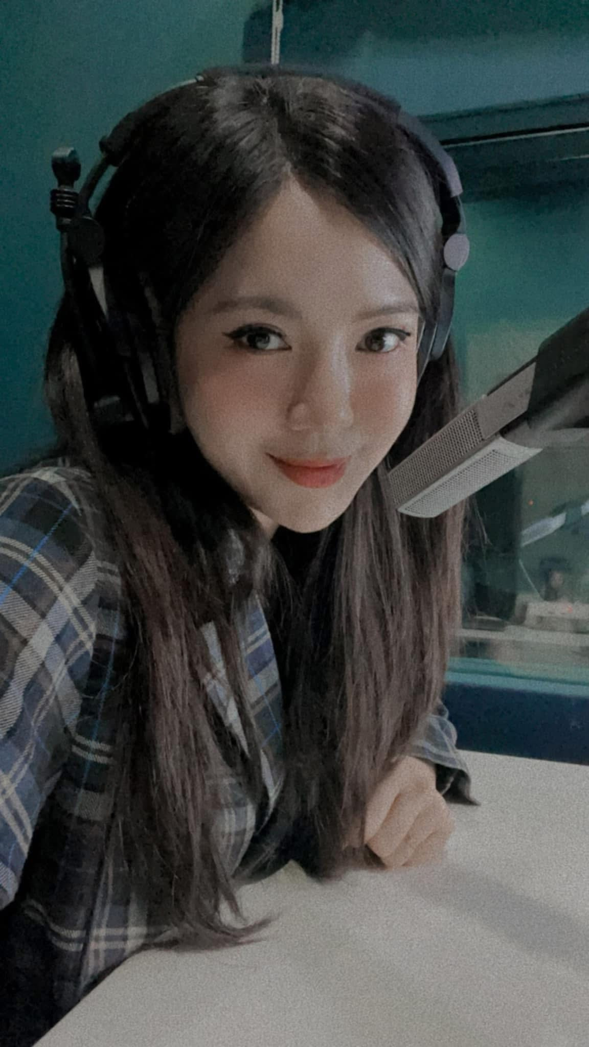 Khi hay tin K+ phải ngừng hoạt động, nhiều khán giả đã để lại bình luận tiếc nuối, bày tỏ rằng họ sẽ nhớ giọng nói, nụ cười và nhiệt huyết của Tú Linh mỗi khi mùa giải mới bắt đầu.