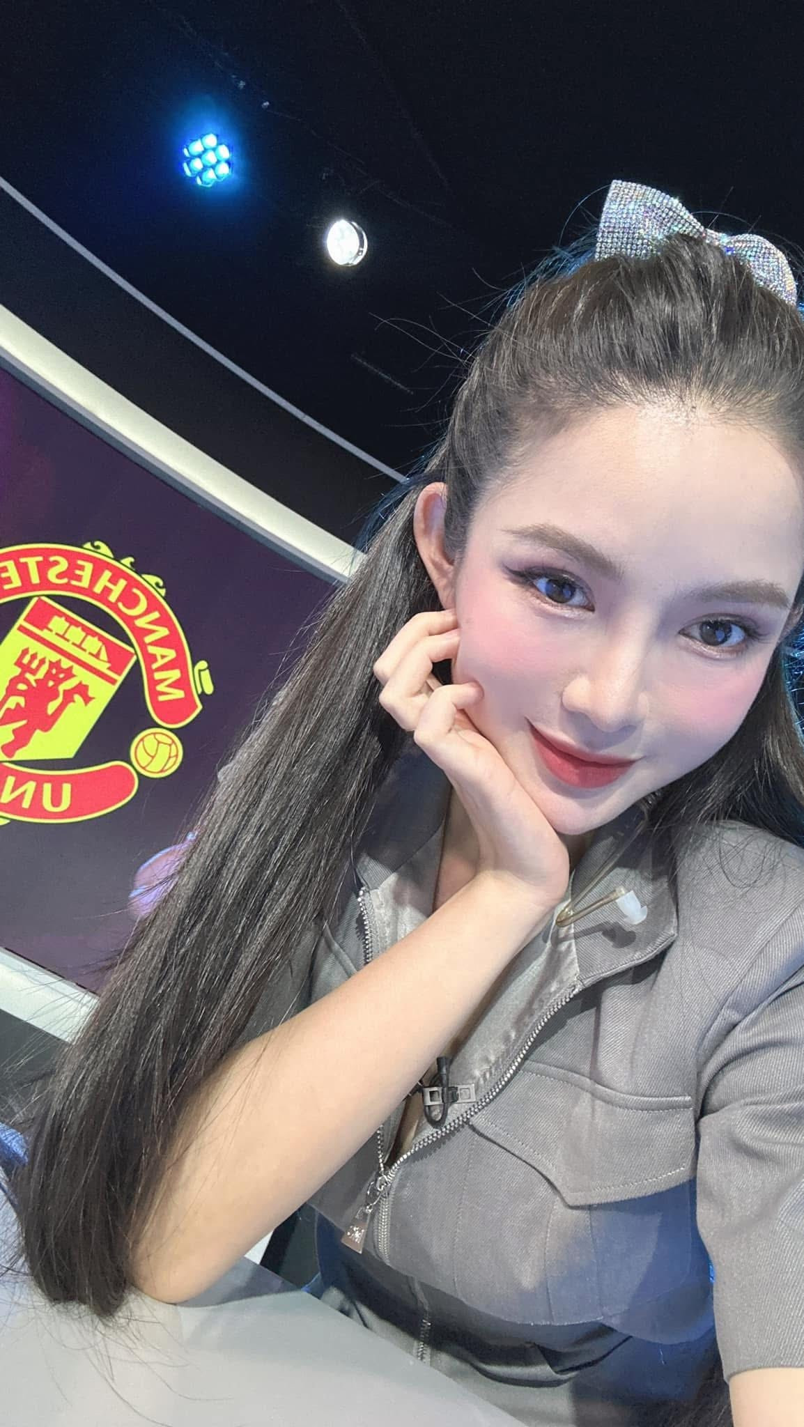 Dù công việc bận rộn, Tú Linh vẫn duy trì hình ảnh chỉn chu, trẻ trung. Hiện cô đã kết hôn với doanh nhân Hoàng Long từ năm 2017 và là mẹ của hai bé kháu khỉnh. Cuộc sống gia đình viên mãn giúp cô thêm phần rạng rỡ; nhiều người nhận xét rằng dù đã là “mẹ bỉm sữa”, nhan sắc của cô ngày càng mặn mà, vóc dáng vẫn thon gọn nhờ duy trì lối sống lành mạnh và luyện tập thể thao đều đặn.