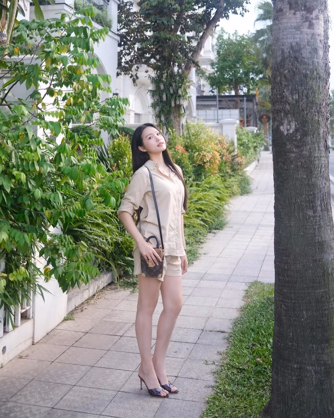 Không chỉ sở hữu ngoại hình nổi bật, Doãn Hải My còn ghi điểm với thần thái tự tin, nụ cười nhẹ nhàng và phong cách sống kín đáo nhưng văn minh.