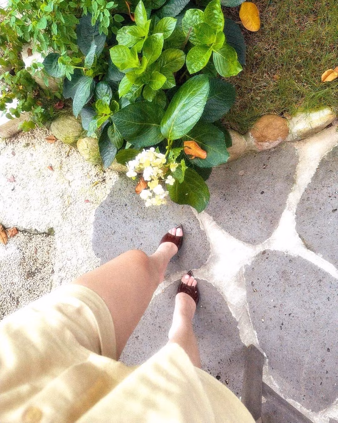 Doãn Hải My khoe đôi chân dài nuột nà.