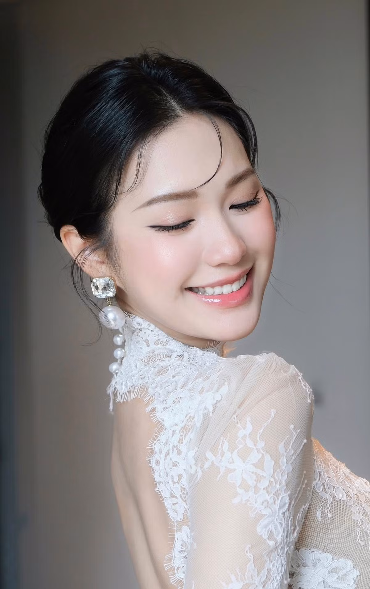 Các đường nét trên khuôn mặt Hải My như: sống mũi cao, đôi mắt to tròn, nụ cười rạng rỡ và đặc biệt là làn da trắng sáng, không hề có dấu hiệu của sự mệt mỏi hay xuống sắc sau sinh nở, khiến nhiều người không khỏi ngưỡng mộ.