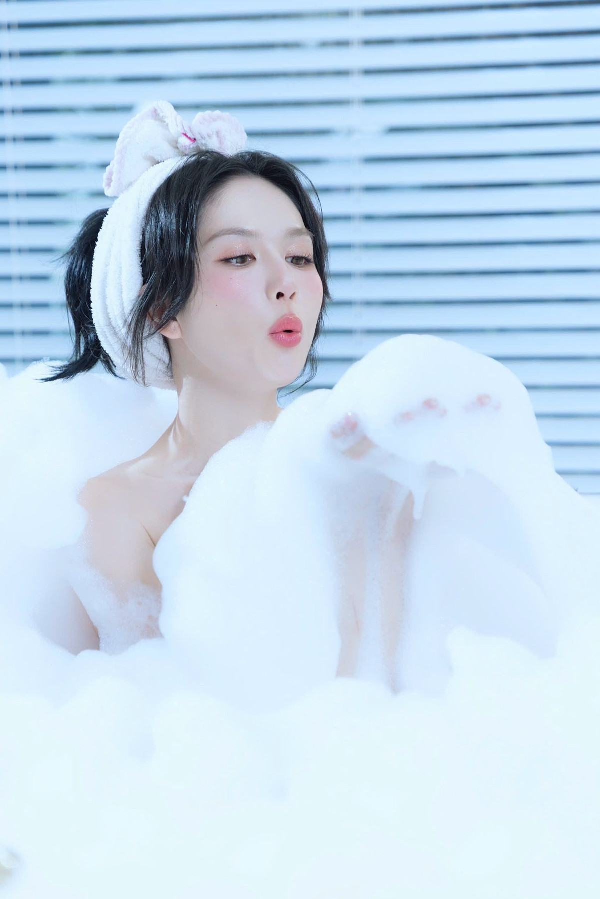 Vẫn là những đường cong cơ thể quyến rũ, nhưng lần này chúng được ẩn mình sau lớp vải áo dài mỏng manh, tạo nên một sự gợi cảm rất tinh tế.