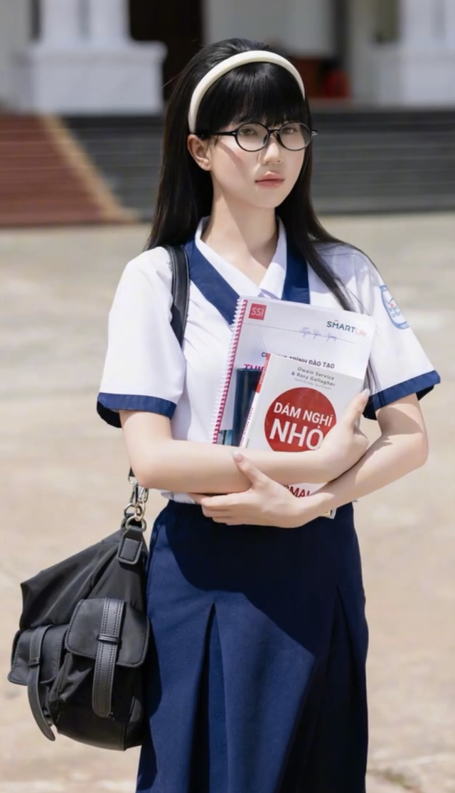 Dù đã bước sang tuổi 36 nhưng cô vẫn giữ được nét trẻ đẹp như thời cấp 3. Thậm chí, nhiều người hâm mộ còn bày tỏ trước vẻ ngoài không tì vết của Ngọc Trinh.