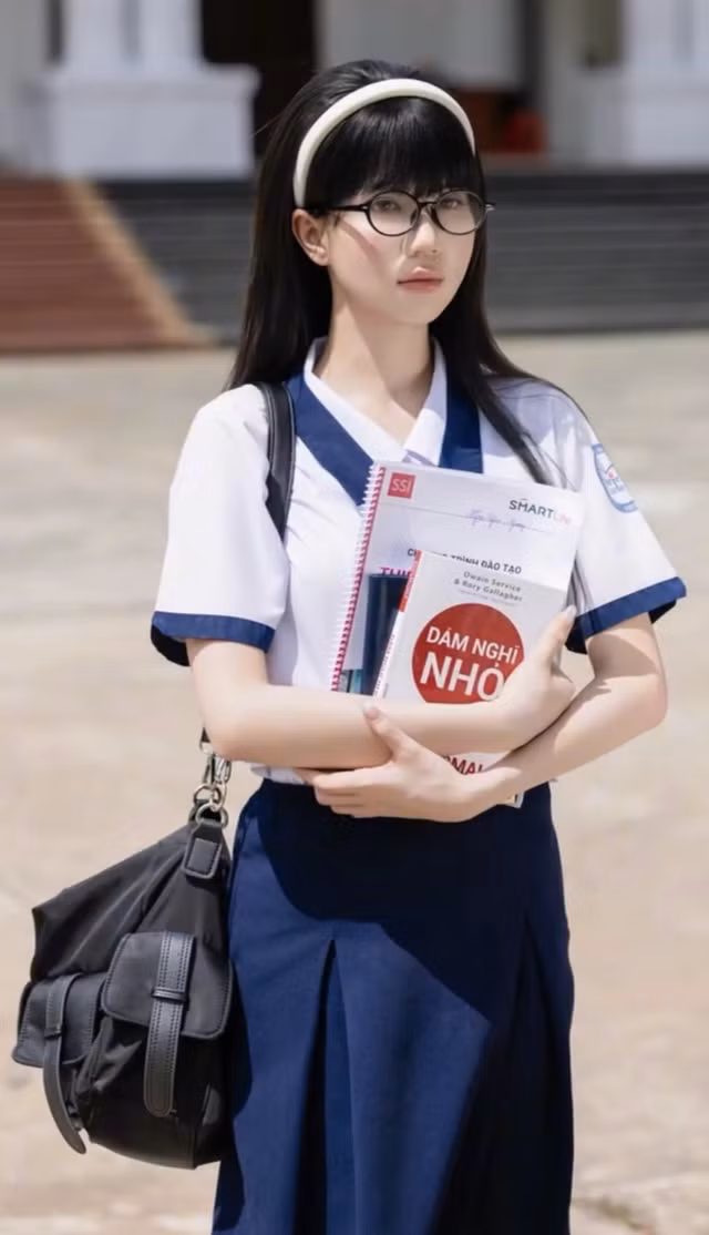 Dù đã bước sang tuổi 36 nhưng cô vẫn giữ được nét trẻ đẹp như thời cấp 3. Thậm chí, nhiều người hâm mộ còn bày tỏ trước vẻ ngoài không tì vết của Ngọc Trinh.