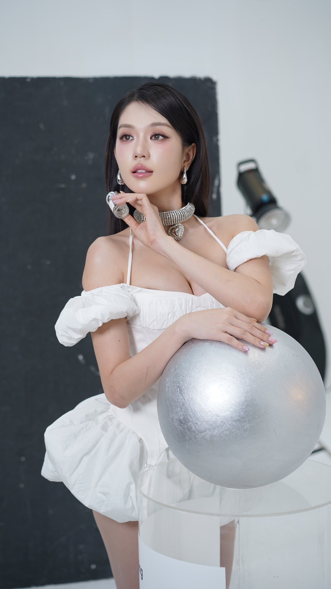 Ngọc Trinh luôn biết cách làm mới mình trong mắt khán giả. Cô liên tục thử sức với nhiều hình ảnh khác biệt, mang tới sự mới mẻ và tạo dấu ấn với cộng đồng mạng.