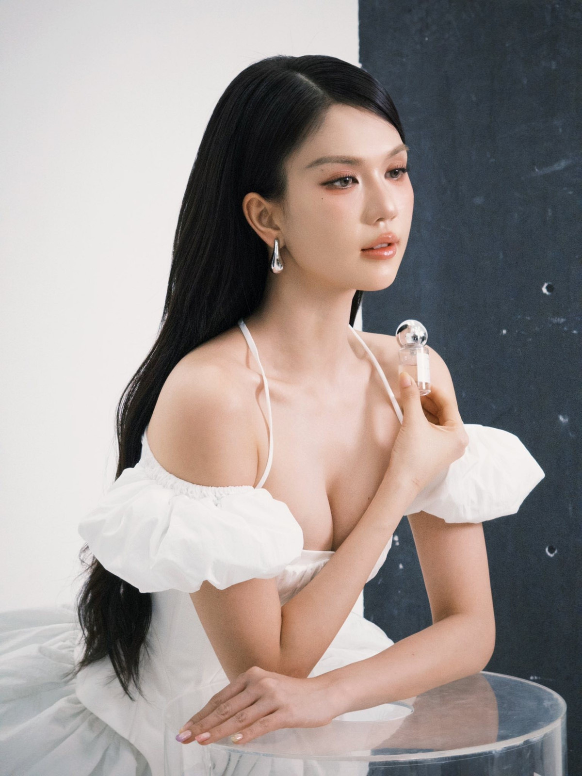 Chính sự linh hoạt, khéo này giúp Ngọc Trinh giữ vững sức hút khó phai, trở thành một trong những cái tên được săn đón nhất nhì trong showbiz Việt.