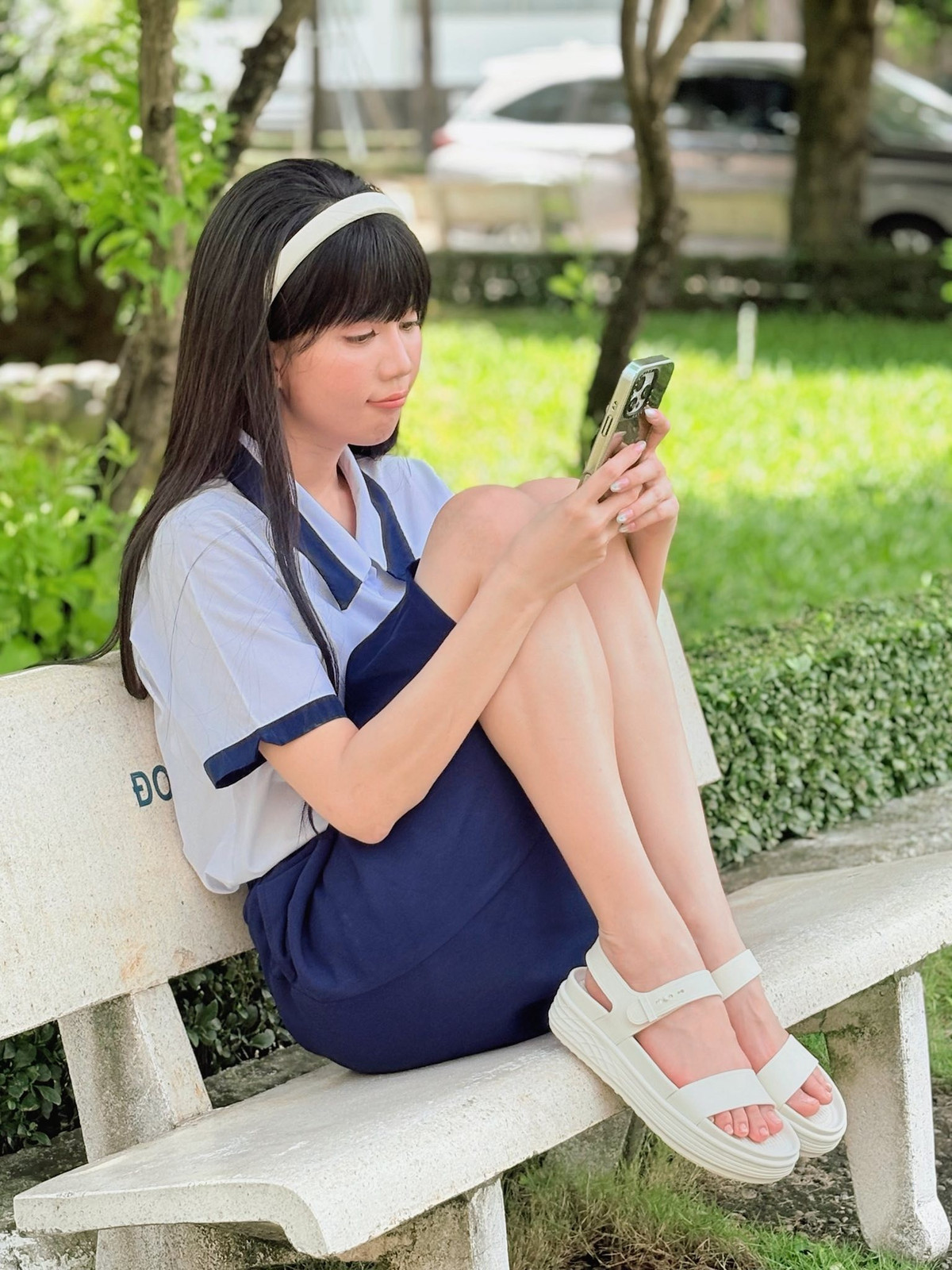 Hình ảnh "nữ hoàng nội y" ngồi trên ghế đá, e ấp hay đeo cặp, ôm sách vở đã gợi lại bao kỷ niệm thời học trò.