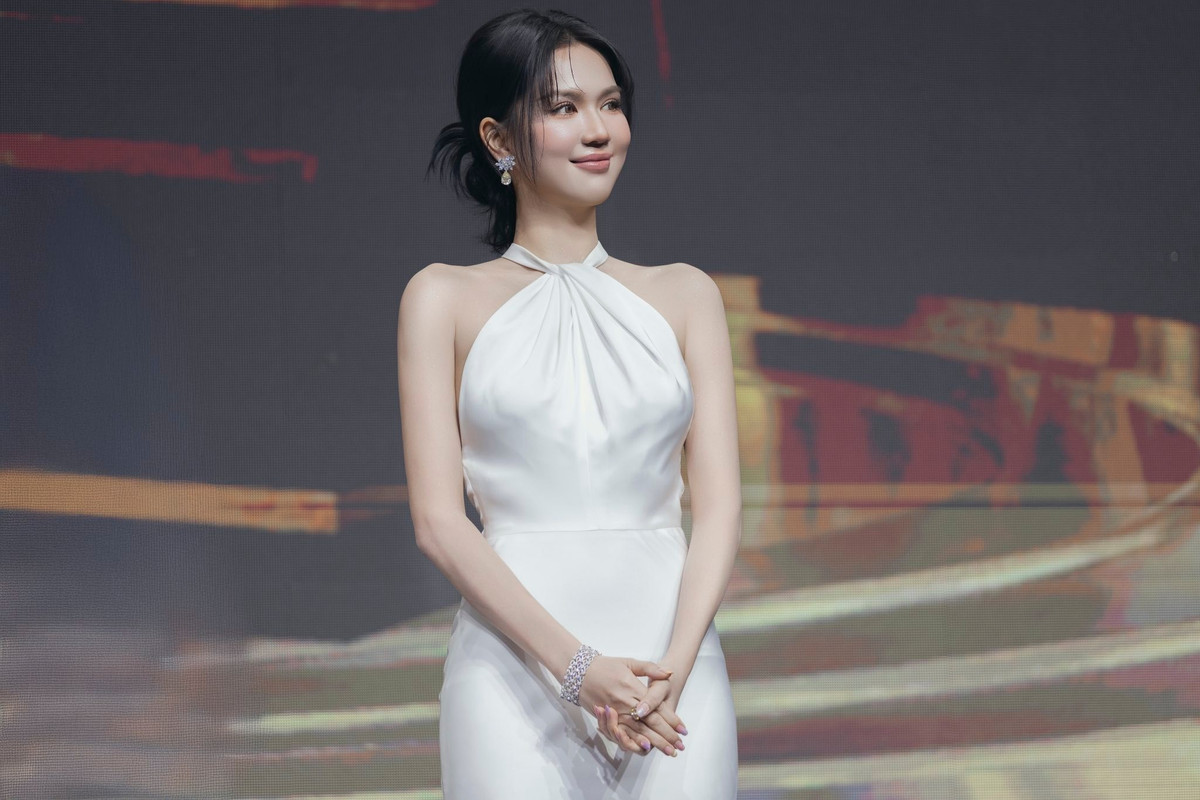 Làn da căng bóng, mịn màng không tì vết cùng vóc dáng thon gọn đã giúp Ngọc Trinh hoàn toàn thuyết phục người xem với hình tượng mới.