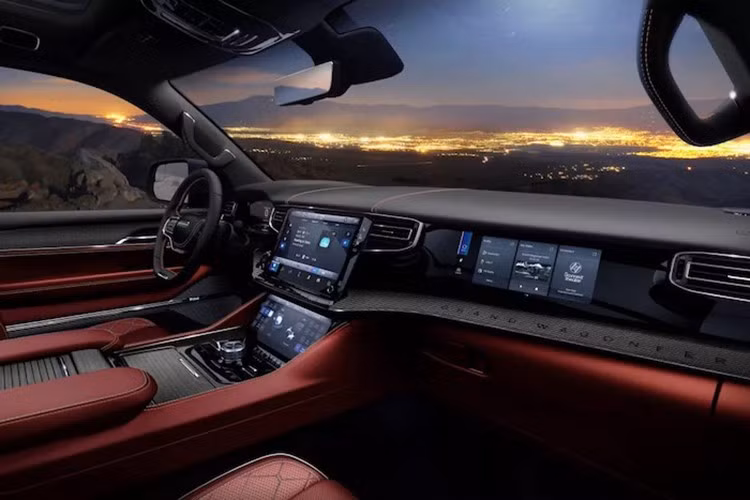 Jeep hầu như không đề cập đến những thay đổi về nội thất, nhưng Grand Wagoneer có một màn hình hiển thị thông tin trên kính chắn gió mới trên các phiên bản cao cấp hơn. Màn hình này có "trường nhìn rộng hơn đáng kể và khoảng cách hình ảnh ảo gấp đôi so với các phiên bản trước".