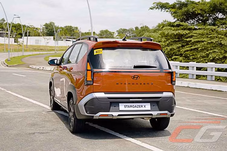 Trong khi đó, phần thân xe vẫn giữ lại đường nét của phiên bản tiền nhiệm. Riêng Stargazer X được trang bị thêm giá nóc và ốp vòm bánh xe nhằm tạo điểm nhấn khác biệt. Cả hai phiên bản đều sử dụng bộ mâm hợp kim 17 inch thiết kế mới, với màu bạc cho bản tiêu chuẩn và màu đen cho bản Stargazer X.