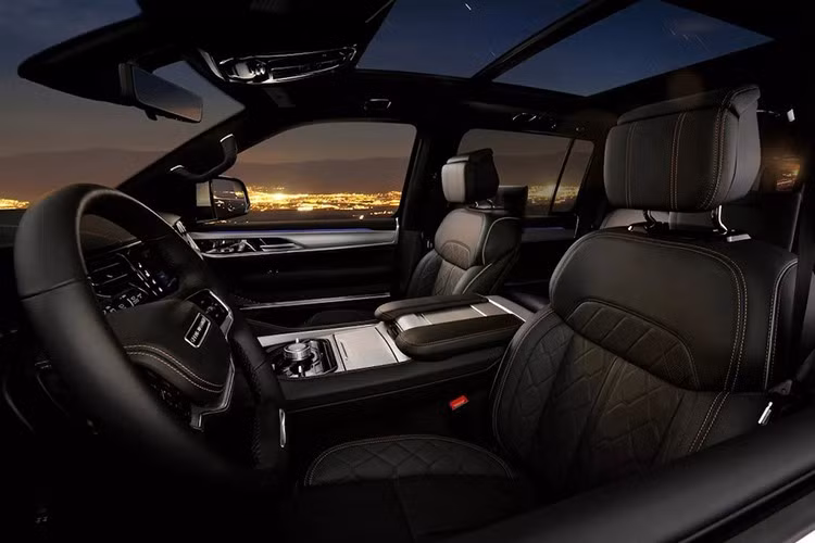 Dưới nắp ca-pô, xe được trang bị động cơ I6 3.0 lít tăng áp kép quen thuộc, sản sinh công suất 420 mã lực và mô-men xoắn 635Nm.