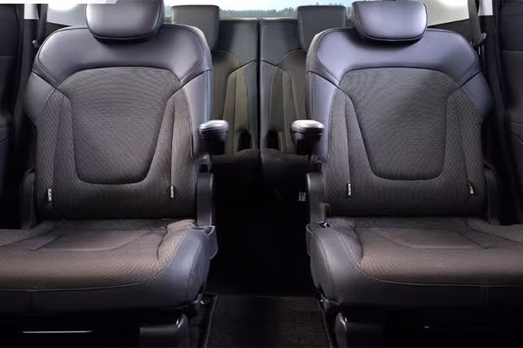 Đáng chú ý, các phiên bản cao cấp được trang bị gói công nghệ an toàn chủ động Hyundai SmartSense, bao gồm các tính năng như hỗ trợ tránh va chạm điểm mù, cảnh báo va chạm phía trước, cảnh báo phương tiện cắt ngang phía sau, hỗ trợ giữ làn đường, cảnh báo mất tập trung cho người lái và hệ thống kiểm soát hành trình thông minh tích hợp chức năng dừng và khởi động lại (Stop &amp; Go).