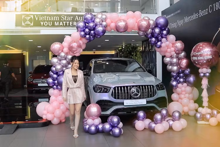 Chiếc SUV hạng sang hiệu năng cao Mercedes-AMG GLE 53 4Matic+ Coupe được Ngân 98 đưa về vào cuối năm 2021. Xe nổi bật với ngoại thất màu xanh, nhiều chi tiết được cá nhân hóa theo phong cách thể thao.