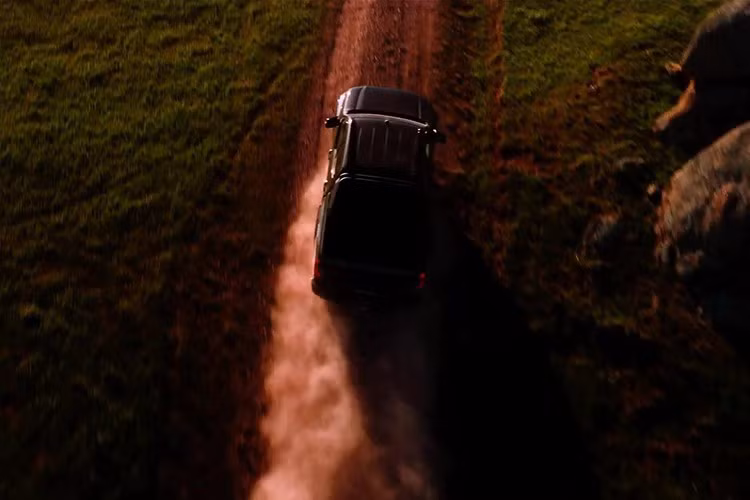 Nội thất hiện chưa được hé lộ nhiều, ngoài sự xuất hiện của nút bấm khởi động trên bảng điều khiển trung tâm. Cách tiếp cận này được đánh giá tương tự như mối quan hệ giữa Mazda BT-50 và Isuzu D-Max, trong đó hai mẫu xe chia sẻ nền tảng nhưng khác biệt ở thiết kế và định vị thương hiệu.