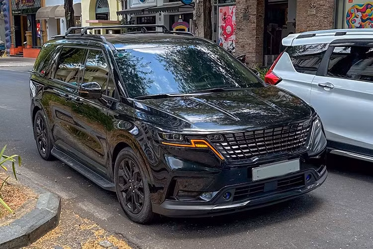 Cũng có thời gian, Ngân 98 và Lương Bằng Quang cũng từng xuất hiện cùng chiếc xe MPV Kia Carnival màu đen. Dựa theo hình ảnh từng được truyền thông ghi lại, đây là chiếc Carnival đời 2022-2023, bản Signature. Thời điểm đó, xe có giá khoảng hơn 1 tỷ đồng.