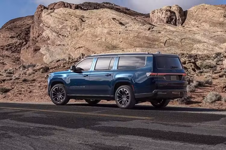 Tuy nhiên dòng SUV hạng sang cỡ lớn của Jeep đã thất bại, vì vậy toàn bộ dòng xe Wagoneer sẽ được cải tiến vào năm 2026. Là một phần của đợt nâng cấp giữa vòng đời, Wagoneer và Grand Wagoneer sẽ hợp nhất thành một mẫu xe duy nhất là Jeep Grand Wagoneer 2026 có thiết kế được cập nhật và hệ thống hybrid hoàn toàn mới.