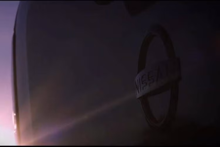 Qua hình ảnh teaser, có thể thấy Navara 2026 sở hữu dải đèn LED định vị ban ngày dạng thanh sáng đặt dọc hai bên đầu xe, tạo hình ánh sáng đặc trưng khác biệt so với thiết kế DRL dạng chia khúc trên Triton.