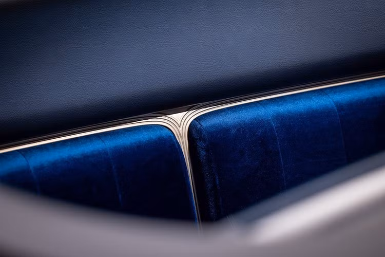 Ở những vị trí khác là những chi tiết khảm xà cừ tinh xảo trên bảng táp-lô và cửa xe, cùng với vô lăng bốn chấu ấn tượng kiểu xe cổ. Vô lăng này, với trục thủy tinh in logo Mercedes, được kết nối với hệ thống lái điện tử và hệ thống lái bánh sau để thu hẹp bán kính vòng quay và loại bỏ nhu cầu xoay vô lăng liên tục.