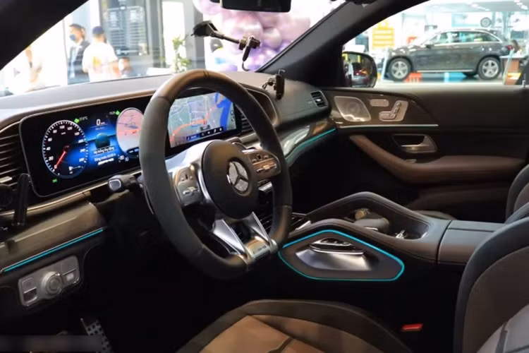 Nội công của xe được truyền tải xuống bánh xe thông qua hộp số AMG Speedshift TCT 9 cấp cùng hệ dẫn động AMG Performance 4Matic+. Mercedes-AMG GLE 53 4Matic+ Coupe có khả năng bức tốc từ vị trí xuất phát lên 100 km/h chỉ trong vòng 5,3 giây và đạt vận tốc cực đại 250 km/h.