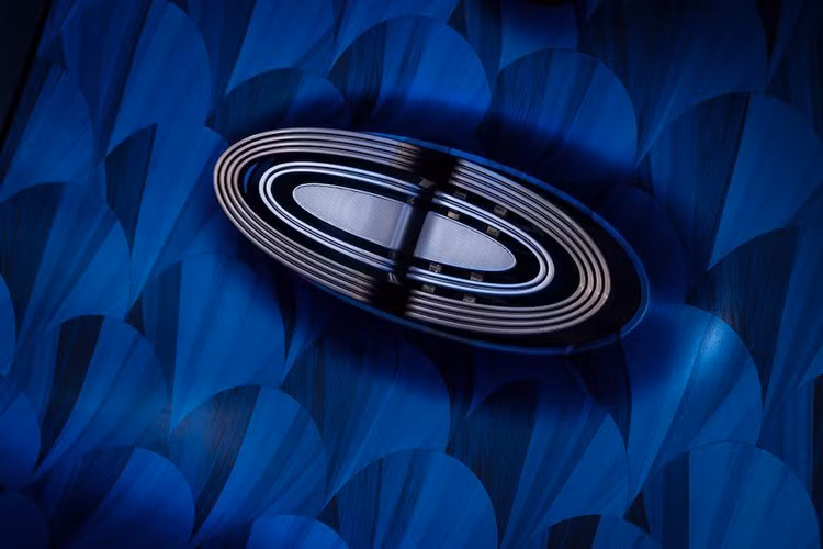 Ngoài ra còn có không dưới 4 đồng hồ ở trung tâm (một đồng hồ thực sự có chức năng hiển thị trực quan cho hệ thống điều khiển giọng nói hỗ trợ AI) và một hình trụ kim loại không được giải thích công năng với họa tiết địa hình.