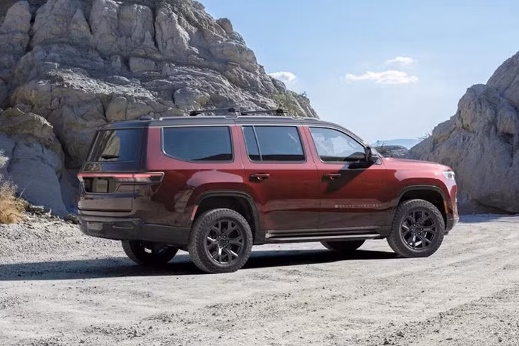 Phần còn lại của thiết kế phần lớn được giữ nguyên, ngoại trừ đèn hậu LED toàn chiều rộng mới cũng như logo Jeep phía sau. Các chi tiết chrome bóng cũng được sử dụng ít hơn, đồng thời xe sở hữu bộ vành được thiết kế lại với kích thước từ 18 đến 22 inch.