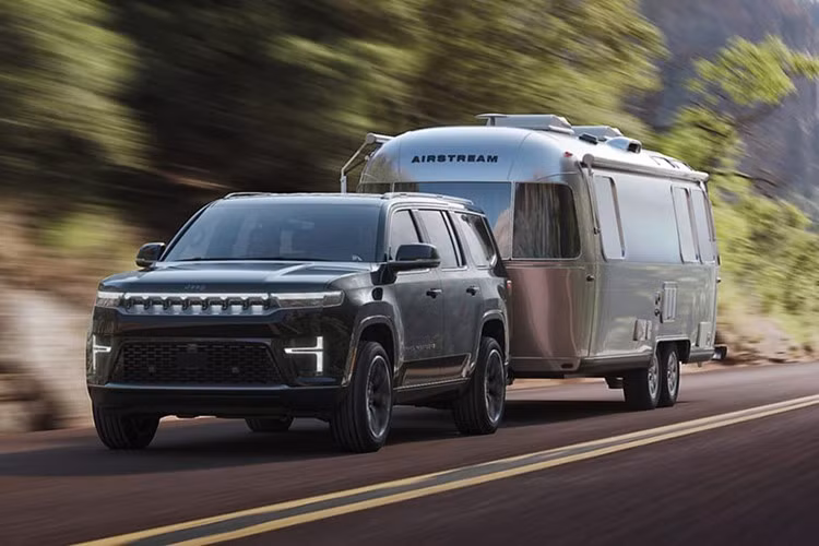 Jeep Grand Wagoneer 2026 sẽ được đưa vào sản xuất vào cuối năm nay và tiếp theo là phiên bản mở rộng phạm vi. Phiên bản này sẽ được "ra mắt muộn", vì vậy Jeep sẽ biết thêm thông tin khi gần đến ngày ra mắt.