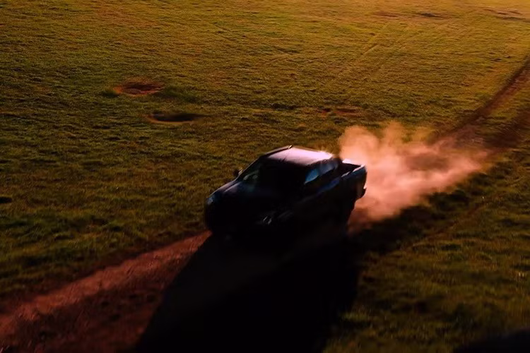 Về cấu trúc thân vỏ, Navara dường như sẽ chia sẻ nhiều thành phần như cabin, nắp ca-pô, cửa xe, kính bên và vòm bánh sau với Triton. Tuy nhiên, các chi tiết như hệ thống đèn chiếu sáng, cản trước và sau sẽ được Nissan thiết kế lại để tạo bản sắc riêng.