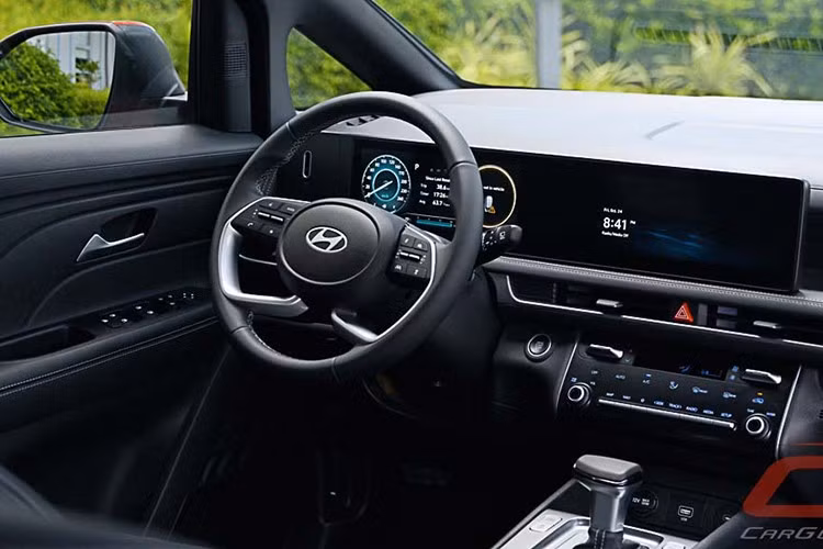 Bước vào bên trong, khoang nội thất của Stargazer 2026 được nâng cấp mạnh mẽ về mặt công nghệ và thẩm mỹ. Bảng điều khiển trung tâm được thiết kế lại hoàn toàn với cụm màn hình kỹ thuật số và màn hình giải trí hợp nhất thành một khối liền mạch, tạo hiệu ứng hiển thị toàn cảnh giống với phong cách của Hyundai Tucson mới.