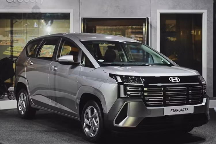 Giá bán lẻ đề xuất của Hyundai Stargazer và Stargazer X 2026 tại Philippines dao động từ 1.118.000 PHP đến 1.378.000 PHP (tương đương từ 507 đến 625 triệu đồng). Dự đoán, mẫu xe này sẽ sớm được mở bán tại Việt Nam.