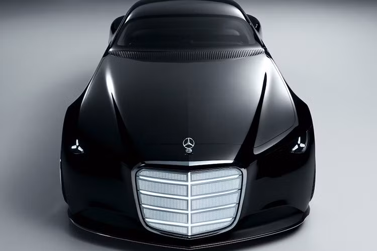 Mercedes-Benz Vision Iconic mới cũng sở hữu lưới tản nhiệt "biểu tượng" gây tranh cãi của thương hiệu, được mạ crôm và có kích thước ngoại cỡ. Lưới tản nhiệt phát sáng nhưng lại rất phù hợp, gợi nhớ đến mặt ca-lăng thẳng đứng của các mẫu Mercedes W108, W111 và chiếc 600 “Grosser” biểu tượng.