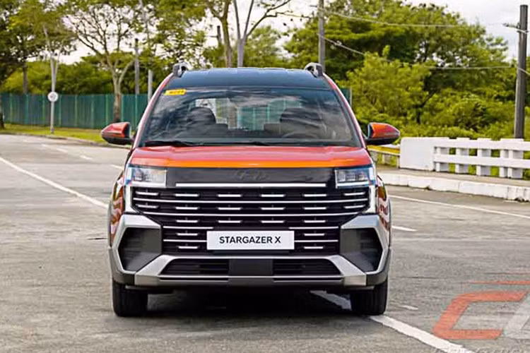 Thay vào đó Stargazer và Stargazer X 2026 sở hữu kiểu dáng vuông vức mang hơi hướng SUV, tương tự mẫu xe SUV cỡ lớn Hyundai Palisade. Lưới tản nhiệt được mở rộng với các nan ngang bản lớn, kết hợp cùng ốp cản trước màu bạc tạo nên vẻ ngoài cứng cáp và khỏe khoắn.