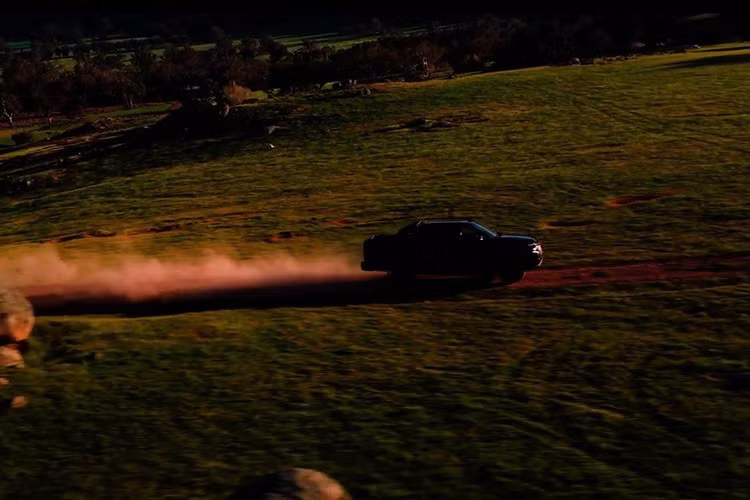 Dự kiến, cụm đèn pha chính vẫn sẽ được bố trí thấp tương tự. Phía sau xe, đèn hậu LED được tạo hình chữ “C”, mang lại diện mạo mới mẻ cho phần đuôi xe.