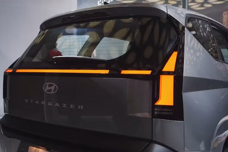 Mẫu xe Hyundai Stargazer 2026 tại Philippines được phân phối với các tùy chọn màu sắc gồm trắng ngọc trai Creamy White Pearl, đỏ Dragon Red Pearl, bạc Magnetic Silver Metallic, đen Midnight Black Pearl và xám Titan Gray Metallic.