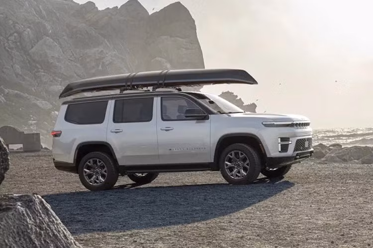 Phía dưới là hốc hút gió trung tâm của Jeep Grand Wagoneer 2026 nổi bật hơn, được bao quanh bởi đèn LED chạy ban ngày hình chữ T mới. Ở một vị trí khác, logo Wagoneer trên nắp capo đã được thay thế bằng logo Jeep.