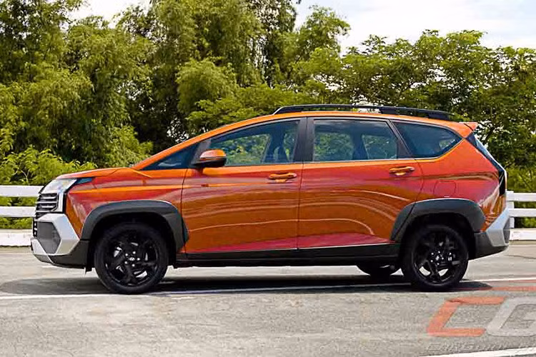 Stargazer 2026 đánh dấu bước chuyển mình về thiết kế ngoại thất, hướng tới hình ảnh hiện đại và mạnh mẽ hơn. Phần đầu xe được tái thiết kế hoàn toàn, từ bỏ phong cách bo tròn lấy cảm hứng từ "người anh em" Hyundai Staria.