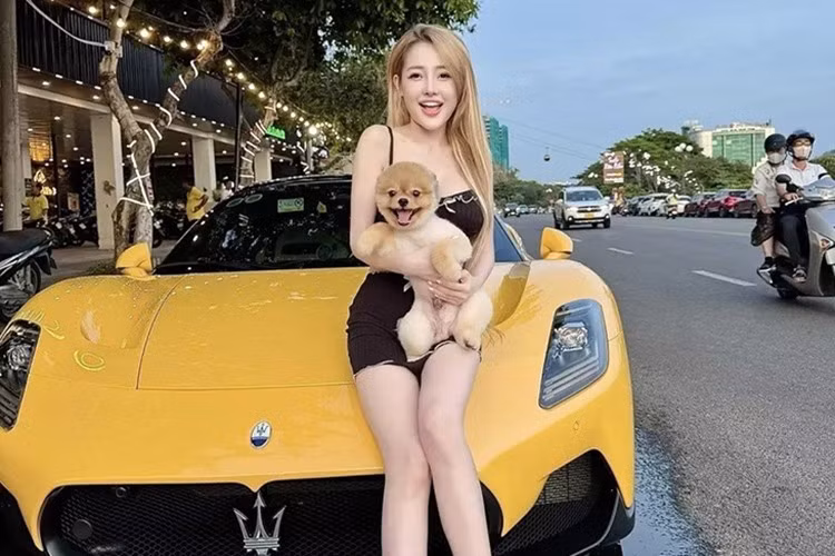 Ngày 13/10/2025 vừa qua, thông tin DJ Ngân 98 bị Công an TP.HCM bắt tạm giam để điều tra về tội “Sản xuất, buôn bán hàng giả là thực phẩm” đã gây xôn xao dư luận. Ngoài việc thu hút sự chú ý về mặt pháp lý, bộ sưu tập xe sang của Ngân 98 cũng được đem ra “soi” kỹ lưỡng trong cộng đồng mạng. Dàn xe gồm SUV hiệu năng cao, MPV tiện nghi đến siêu xe mui trần...