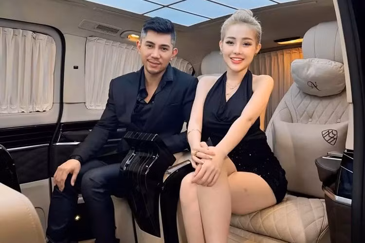 Mercedes-Benz V250 Luxury của Ngân 98 gây ấn tượng với các vật liệu cao cấp như hợp kim nhôm, da và gỗ. Đèn viền nội thất điều chỉnh 3 màu sắc và độ sáng, mẫu xe này còn được trang bị tay lái đa chức năng 3 chấu bọc da Nappa êm ái, tích hợp các nút điều khiển hiện đại. Mặt táp lô có họa tiết sọc đôi chạy ngang cùng màn hình màu TFT 7-inch có độ hiển thị sắc nét.