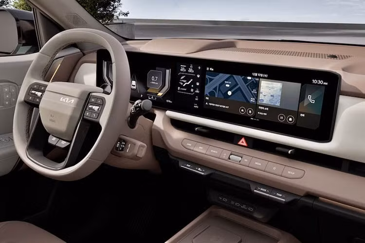 Khoang nội thất cũng được cải tiến mạnh mẽ với phong cách tối giản và cao cấp hơn. Bảng điều khiển cũ được thay thế bằng màn hình cong dạng đơn, tích hợp đồng hồ kỹ thuật số và hệ thống giải trí trong một mặt kính liền mạch.