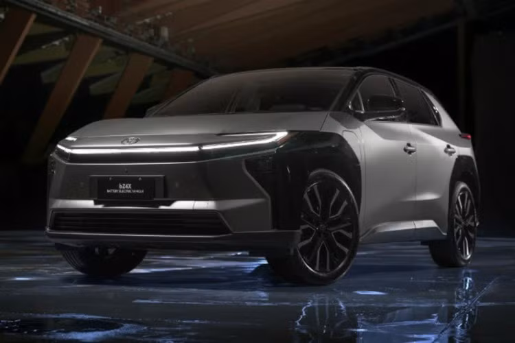 Sự xuất hiện của mẫu SUV điện bZ4X đánh dấu bước tiến quan trọng trong chiến lược điện hóa của Toyota, nối tiếp những dòng xe EV mà thương hiệu hạng sang Lexus đã đưa vào khu vực trước đó như RZ và UX 300e.