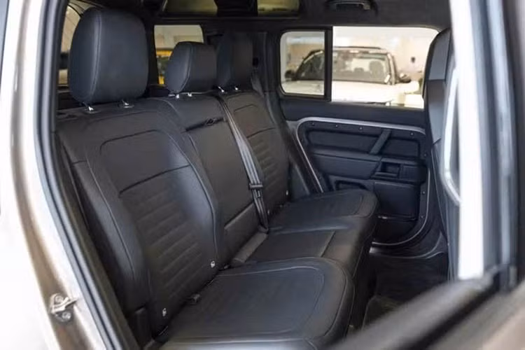 Defender OCTA là khối động cơ V8 4.4L Twin Turbo MHEV do BMW phát triển, cung cấp công suất tối đa 635 mã lực và mô-men xoắn 750 Nm, có thể tăng lên 800 Nm khi kích hoạt chế độ Dynamic Launch Mode. Sức mạnh được truyền qua hộp số tự động 8 cấp và hệ dẫn động bốn bánh toàn thời gian.