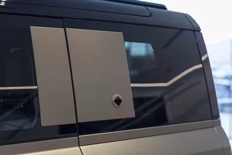 Ngoại hình Defender OCTA còn được nhận diện qua các chi tiết OCTA đặc trưng, nổi bật là biểu tượng viên kim cương đen bóng đặt trong đĩa titanium tại cửa sổ Signature Graphic. Nhiều chi tiết ngoại thất được sơn tối màu, kết hợp cùng hệ thống ống xả kép lộ thiên, tạo nên hình ảnh mạnh mẽ khác biệt so với các bản Defender tiêu chuẩn.