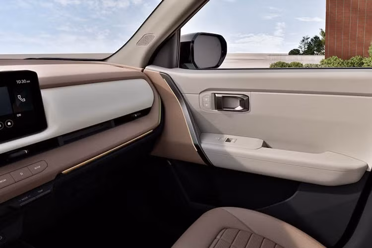 Vật liệu trong cabin được nâng cấp với các chi tiết mềm mại, họa tiết cao cấp và đường chỉ khâu tinh tế. Phiên bản GT-Line có nội thất hai tông màu, cụm điều hòa mới, bàn đạp kim loại, vô lăng vát đáy tích hợp nút bấm, cùng các hộc chứa đồ tiện lợi hơn.