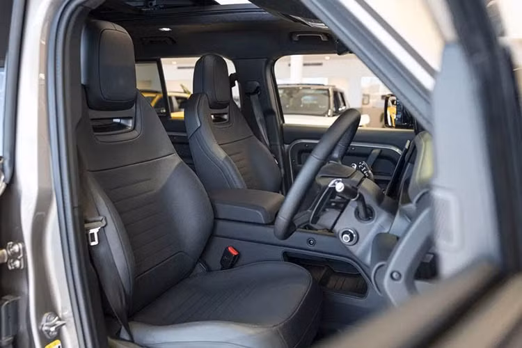 Khách hàng có thể lựa chọn ghế da Semi-Aniline màu đen Ebony hoặc phối hợp giữa da Semi-Aniline và vật liệu Kvadrat màu nâu Burnt Sienna kết hợp đen Ebony. Các trang bị quen thuộc như bảng đồng hồ kỹ thuật số 12,3 inch, màn hình trung tâm cong 13,1 inch, bàn đạp thể thao và cửa sổ trời Panorama vẫn hiện diện đầy đủ.