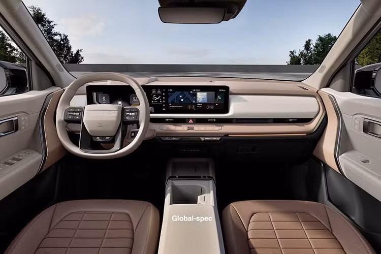 Về vận hành, Seltos mới vẫn duy trì ba tùy chọn động cơ quen thuộc: động cơ xăng 1.5L hút khí tự nhiên (115 mã lực, 144 Nm), động cơ tăng áp 1.5L (160 mã lực, 253 Nm) và động cơ diesel 1.5L (116 mã lực, 250 Nm). Các tùy chọn hộp số gồm số sàn, iMT, hộp số tự động vô cấp IVT hoặc hộp số tự động 6 cấp. Ở một số thị trường quốc tế, xe sẽ có thêm tùy chọn dẫn động 4 bánh và phiên bản hybrid 1.6L.