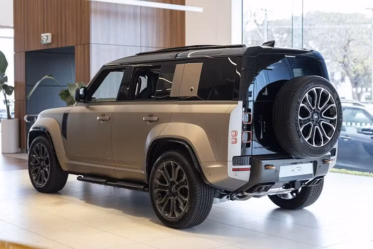 Dù sử dụng chung nền tảng khung gầm, phiên bản hiệu năng cao này vẫn nhỉnh hơn Defender 110 V8 khoảng 55 mm về chiều dài và 56 mm về chiều rộng. Xe được trang bị bộ mâm hợp kim đa chấu kích thước 22 inch Style 7026. Với những khách hàng ưu tiên off-road, mâm 20 inch Style 1086 sẽ là lựa chọn phù hợp hơn.