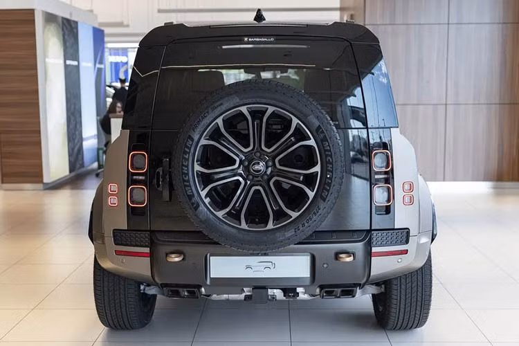 Đáng chú ý, Land Rover còn trang bị riêng cho mẫu xe này chế độ OCTA Mode. Khi kết hợp với Off-Road Launch, Off-Road ABS và hệ thống TracDSC/DSC Off, Defender OCTA có thể vận hành ở tốc độ cao ngay cả trên những địa hình phức tạp.