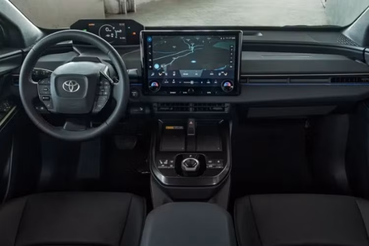 Bên trong khoang cabin của bZ4X nổi bật với các trang bị tiện ích hiện đại như: bảng đồng hồ kỹ thuật số 7 inch và màn hình giải trí 14 inch đặt nổi trung tâm, hỗ trợ kết nối Apple CarPlay và Android Auto không dây.