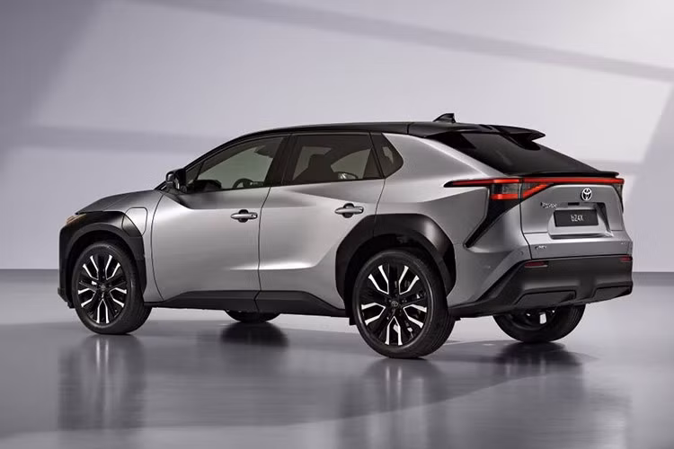 Ở phía trước, Toyota bZ4X được trang bị cụm đèn pha LED mảnh kết hợp dải định vị tạo hiệu ứng thị giác tinh gọn. Đường viền thân xe được nhấn mạnh bằng các mảng ốp đen tương phản, giúp tổng thể thêm khỏe khoắn và có chiều sâu. Bộ mâm hợp kim 20 inch hai tông màu góp phần tăng tính thể thao cho mẫu SUV thuần điện.