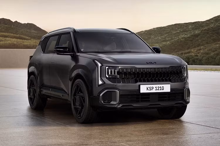 Ngay từ cái nhìn đầu tiên, Seltos mới gây ấn tượng mạnh với phần đầu xe táo bạo. Kia không đơn thuần tinh chỉnh thiết kế cũ mà thay vào đó là làm mới hoàn toàn: lưới tản nhiệt mở rộng hơn, nắp capo cao hơn và mũi xe dựng thẳng, gợi liên tưởng đến Kia Telluride tại thị trường quốc tế. Dải đèn LED định vị ban ngày dạng đứng được đẩy lệch ra ngoài, kết hợp cụm đèn hình chữ C với các thanh đèn xếp tầng tạo nên diện mạo sắc sảo và chắc chắn.