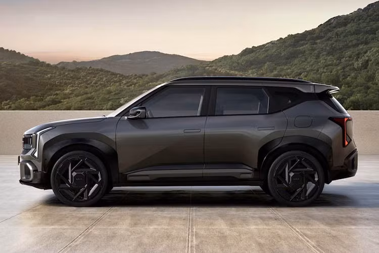 So với các phiên bản thông thường, Seltos X Line nổi bật với thiết kế cứng cáp hơn, các chi tiết ngoại thất được làm tối màu cùng bộ mâm thể thao riêng biệt, giúp tăng tính nhận diện. Thế hệ mới cũng hứa hẹn sẽ cải thiện khả năng vận hành, an toàn và kết nối, hướng tới nhóm khách hàng trẻ yêu thích sự khác biệt và trải nghiệm lái cá tính.